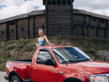 «Тату, після твоїх гастролей у Сумах народилась я»: як ведуча Нового каналу шокувала соліста гурту «ТІК»